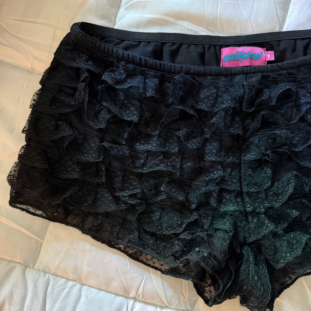 ‼️SALE‼️Edikted Black Lace Ruffle Bloomer Shorts